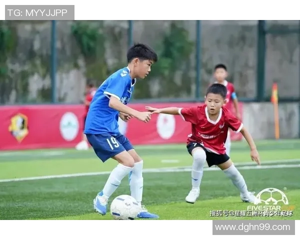 足球明星与可爱小女孩的温馨瞬间分享与回忆