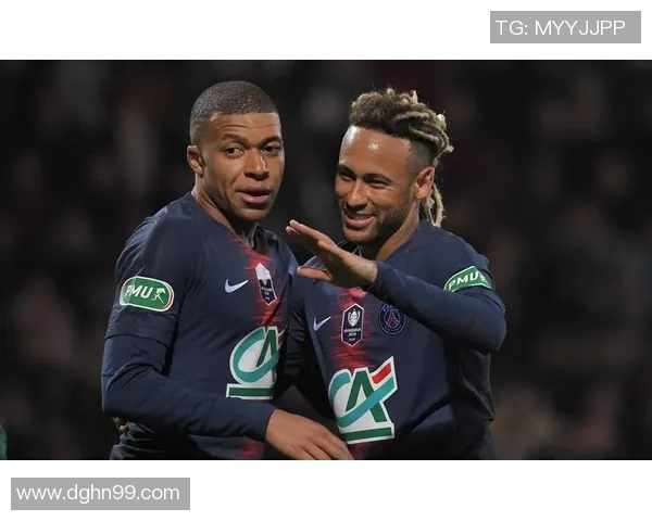 足球明星与儿子互动搞笑视频温馨瞬间引发网友热议与点赞