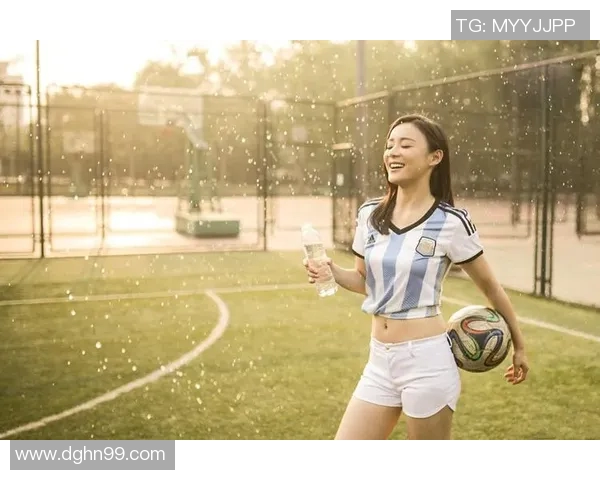 足球明星与足球宝贝的浪漫故事揭示了运动场上的爱情与魅力