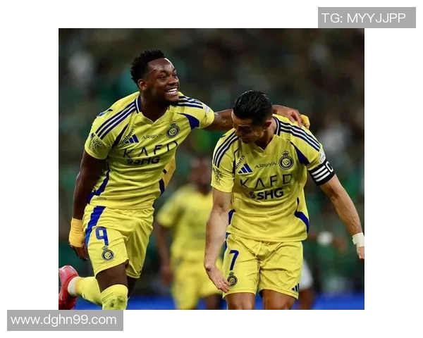 足球明星之子在比赛中精彩进球引发全场欢呼父亲自豪点赞