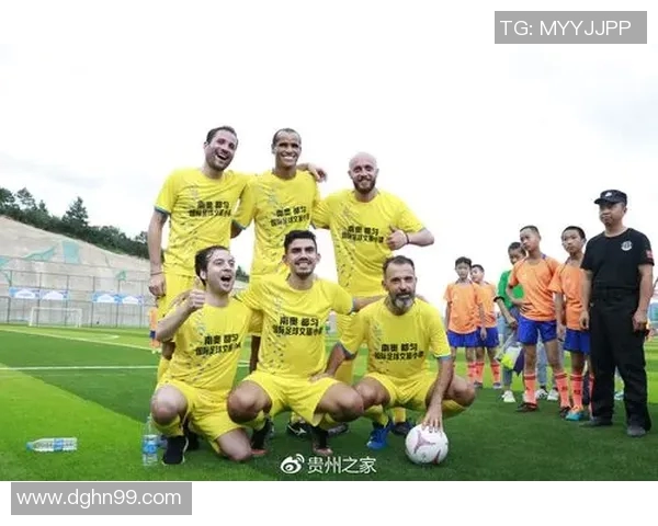 足球明星亲临活动现场与球迷互动共庆足球盛宴欢乐无限