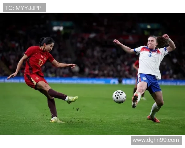 足球明星们的友谊赛场上演另类互动掏鸟趣事引发热议