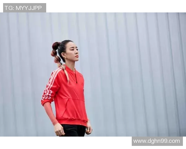 足球明星华丽转身走T台展现时尚魅力与运动精神完美结合