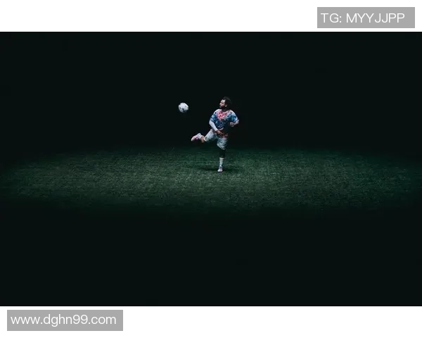 足球明星后跟开洞球鞋引领潮流助力运动表现的全新设计理念