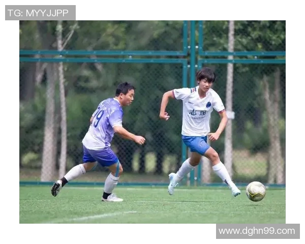 足球明星在家生活揭秘：训练之外的休闲时光与家庭温馨瞬间