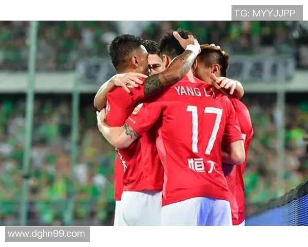 足球明星因扔水瓶引发争议视频曝光引发球迷热议与媒体关注