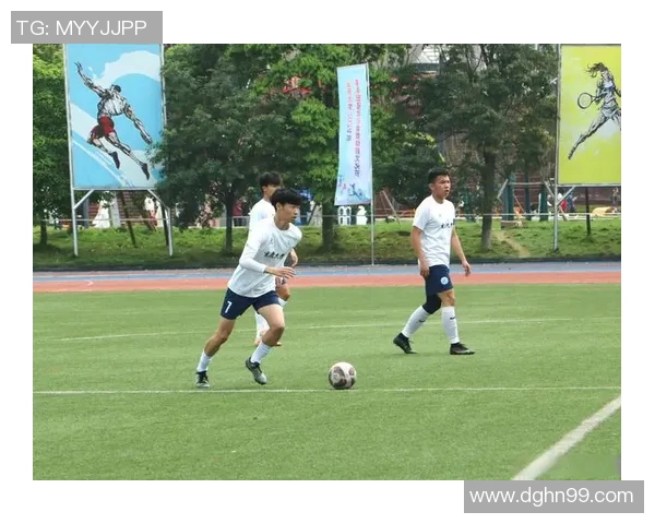 足球明星在赛场上瞬间蹲地的动人瞬间展现他们的坚韧与激情 足球明星在赛场上瞬间蹲地的动人瞬间展现他们的坚韧与激情