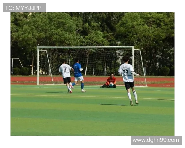 足球明星大学生的成长之路与校园生活的精彩瞬间