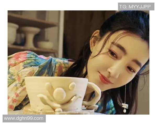 足球明星妻子卷入诈骗丑闻引发舆论风波社会关注度激增