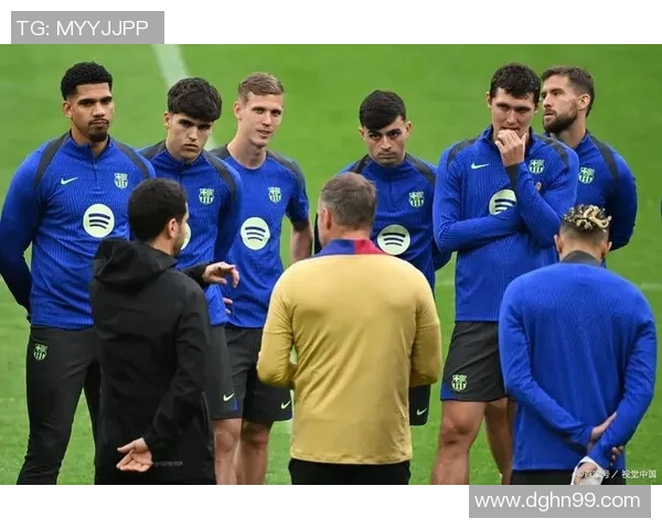 足球明星左脚大力射门展现惊人技巧与力量引发球迷热烈追捧