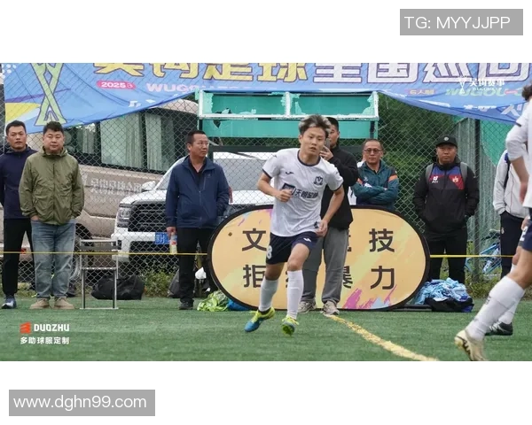 足球明星斯基拉奇的传奇生涯与对足球的热爱之路