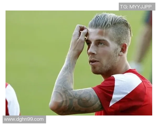 足球明星武士发型的魅力与风格解析及其在球场上的影响力 足球明星武士发型的魅力与风格解析及其在球场上的影响力