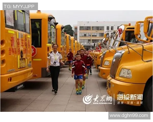 足球明星温馨一幕亲自接孩子放学展现家庭温情与运动员另一面 足球明星温馨一幕亲自接孩子放学展现家庭温情与运动员另一面