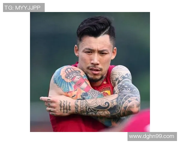 足球明星的纹身图案引发热议网友称其设计实在太丑了