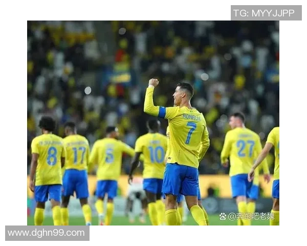 足球明星的魅力瞬间竖版图片展现他们在绿茵场上的风采与激情