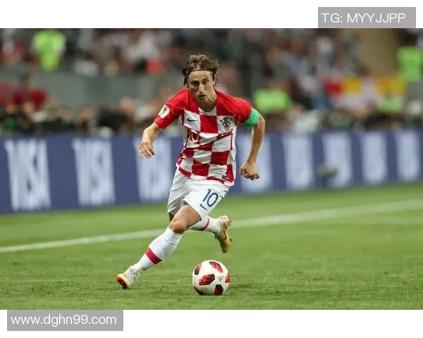 足球明星私密生活揭秘：裸体写真展现运动员真实魅力与身体艺术之美