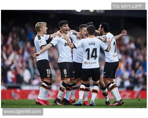 足球明星精彩瞬间集锦视频展现球场传奇与激情对决